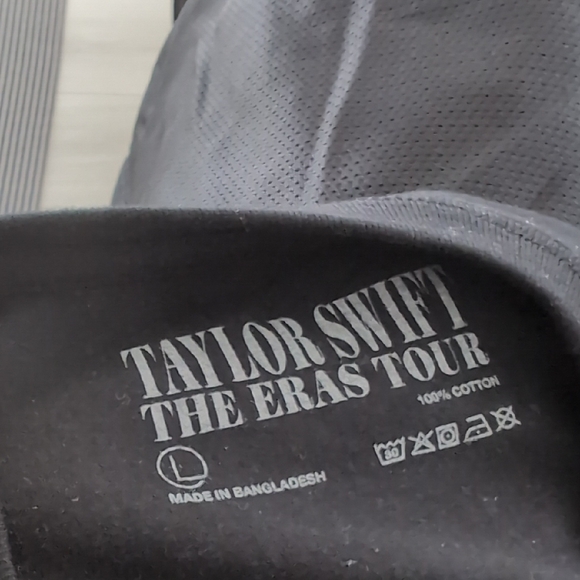 Taylor Swift Black Tour T-Shirt - Picture 4 of 4